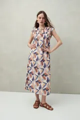 Vestido largo con estampado floral celeste y blanco, escote ajustable con lazo y frunce en la parte superior.