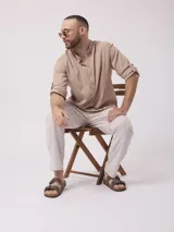 Camisa de manga larga color blanco, con cuello mao y cierre frontal con botones.