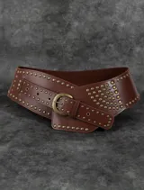 Cinturón ancho de cuero sintético color marrón con tachas doradas y hebilla metálica.