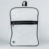 Mochila negra de cuero sintético con diseño acolchado en forma de hexágonos, cierre superior y bolsillo frontal con cierre.