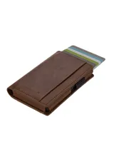 Billetera marrón de cuero sintético con capacidad para 7 a 9 tarjetas. Cuenta con sistema de acceso rápido emergente y bloqueo RFID y NFC.