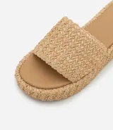 Sandalia flatform negra con superficie trenzada, tira ancha y puntera redonda.