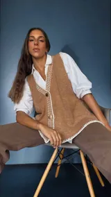 Chaleco tejido a mano con escote en V, bordado con botones, confeccionado en algodón con detalles de lurex. Terminaciones en crochet y bordados hechos a mano con lana merino.