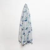 Pashmina rectangular de color blanco con estampado de flamencos azules y terminación con flecos.