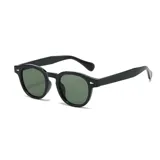 Lentes de sol negros con montura redonda y lentes verdes.