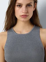 Top corto gris de punto acanalado, sin mangas y con cuello redondo.