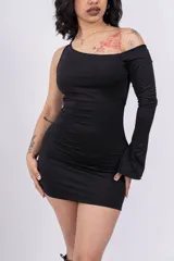 Minivestido negro con un solo hombro y manga larga.