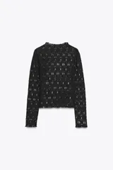 Camiseta negra de encaje con cuello alto y mangas largas.