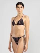 Top de bikini negro con estampado de cadenas rosas.