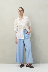 Pantalón palazzo color crema, de tiro medio con cintura elastizada en la parte posterior. Confeccionado en mezcla de lino y viscosa.