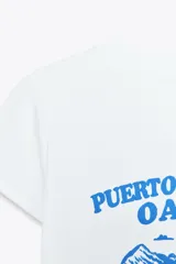 Camiseta amarilla de corte slim fit, cuello redondo y manga corta. Estampado frontal con texto "Madeira Formosa" y un paisaje de la isla de Madeira.