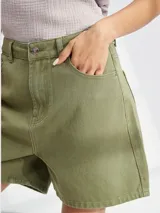 Short color verde grisáceo de tiro alto y corte holgado.