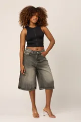 Bermuda de jean rígido color gris oscuro lavado, tiro alto, corte ancho y largo tipo culotte.