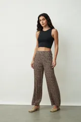 Pantalón negro de corte palazzo con bolsillos laterales.