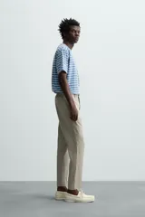 Pantalón de vestir azul marino confeccionado en tejido de lino. Corte recto, con bolsillos laterales y traseros. Se ajusta a la cintura con botón y cremallera.