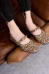 Balerinas con estampado animal print, tira sobre el empeine y remaches metálicos.