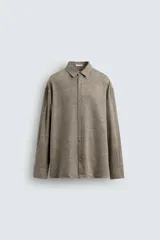 Camisa marrón claro de lino y viscosa, corte holgado, manga larga con puños abotonados y cierre frontal con botones.