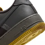 Championes Nike Air Force 1 07 LV8, color negro con detalles en marrón y suela amarilla.