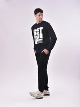 Buzo azul marino de corte clásico con cuello redondo y puños y cintura acanalados. Estampado frontal con la frase "Get Back Up" en letras blancas de gran tamaño.