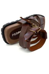 Sandalias de cuero color marrón chocolate, con múltiples tiras horizontales y ajuste con hebillas.