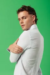 Camisa celeste de manga larga con cuello clásico y corte slim.