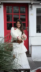 Buzo tejido a mano en Uruguay, confeccionado 100% en lana merino color crema con corazones rojos.