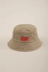 Gorro tipo bucket color lila con etiqueta naranja con el logo de la marca Benson & Thomas.