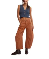 Pantalón de jean color ladrillo, de corte relajado, piernas anchas y tiro medio.