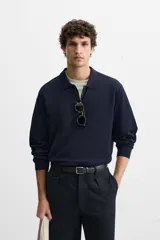 Polo de punto azul marino de corte regular fit, tejido en hilatura con mezcla de algodón y seda. Tiene cuello solapa con cierre frontal de botonadura, manga larga y acabados en rib.