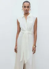 Vestido camisero midi color crudo con rayas verticales, sin mangas, cuello camisero, abotonado al frente y lazo para atar en la cintura.