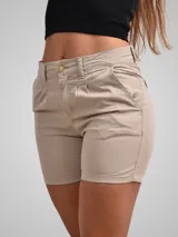 Short de mujer color verde militar, con diseño clásico y cinturón decorativo.