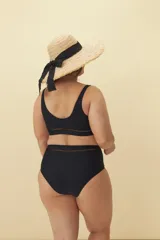 Calzón de bikini color borgoña con cintura alta y detalle de calado horizontal.