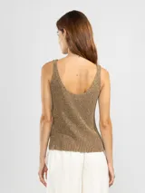 Musculosa tejida en hilo de lurex color dorado, con escote redondo y logo de Polonio en cobre.