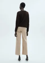 Jeans de tiro alto color beige con corte recto y terminaciones desflecadas.