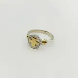 Anillo de plata 925 con detalles en oro 18k, con un diseño de enfermería.