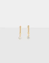 Par de aros colgantes dorados con barra horizontal y strass circular colgando.
