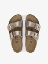 Sandalias Birkenstock modelo Arizona, color cobre metalizado, con dos correas ajustables con hebillas metálicas. Plantilla anatómica de corcho y látex.