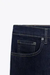 Pantalón de jean marrón oscuro, de tiro alto, corte slim fit y bootcut, con cinco bolsillos y pespuntes a contraste.