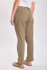 Pantalón casual color caqui, de corte recto y tiro medio, con cintura elástica y bolsillos laterales.