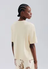 Remera marrón de manga corta con cuello redondo.