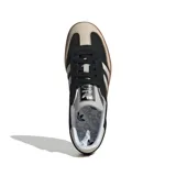 Championes Adidas Samba OG, color negro con detalles en beige y suela de goma marrón.