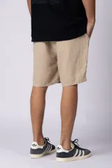 Bermudas color beige de lino, con cintura elástica y bolsillos laterales.