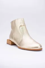 Botines de cuero negro con cierre lateral y taco bajo cuadrado de madera.