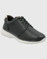 Zapatillas Hush Puppies modelo Goss, color azul marino, confeccionadas en cuero, con detalles metalizados en el talón y cordones. Suela de EVA con tecnología Zero G y plantilla Bloom de algas recicladas.