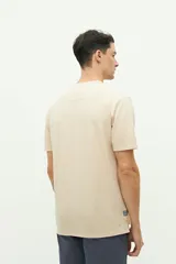Remera color beige con textura, de manga corta, cuello redondo y logo estampado en el pecho.