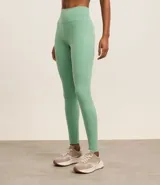 Calza legging deportiva color verde agua, de microfibra, con cintura ancha y bolsillos laterales.