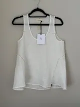 Musculosa blanca de lino con cuello redondo y corte holgado.