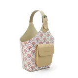 Bolso matero con diseño a cuadros color lila y blanco, con bolsillo frontal color beige y manija superior con hebilla.
