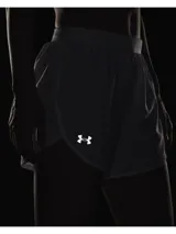 Short deportivo Under Armour Fly By Elite 3, color blanco, con cintura elástica, logo reflectivo y paneles laterales de malla.