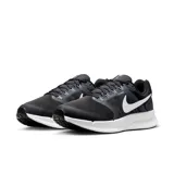 Championes de running Nike Run Swift 3, color negro con detalles en blanco. Capellada de malla transpirable con tecnología Flywire para un ajuste seguro. Entresuela de espuma para amortiguación y suela de goma para tracción.